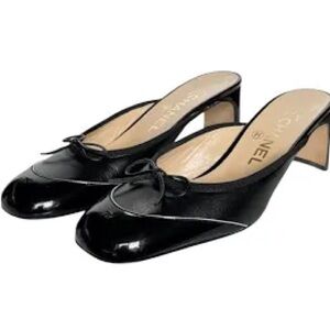 CHANEL Black Patent Leather Bow-Accent Mules Left Size 39.5;Right size 38.5